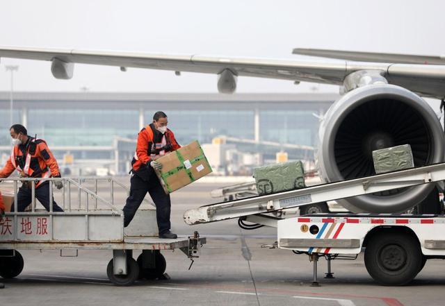 新春走基层机场装卸工每天搬运10吨货物弯腰上千次